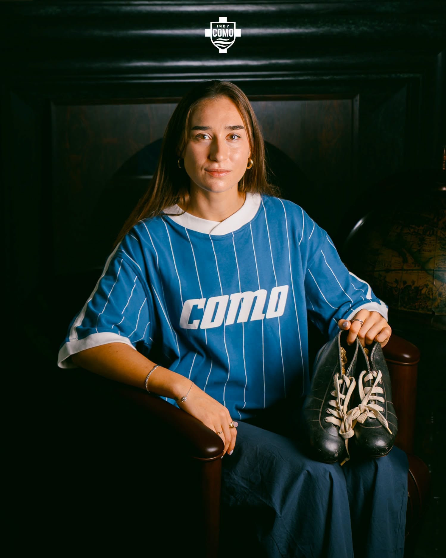 Silvana Flores con la playera de su nuevo equipo, el Como 1907