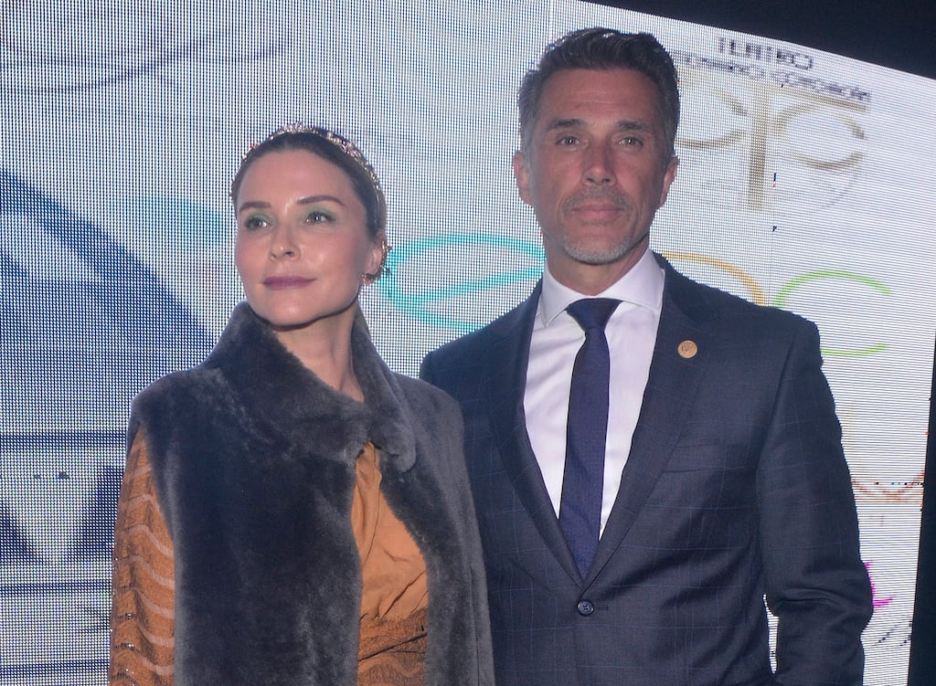 Issabela Camil junto a Sergio Mayer