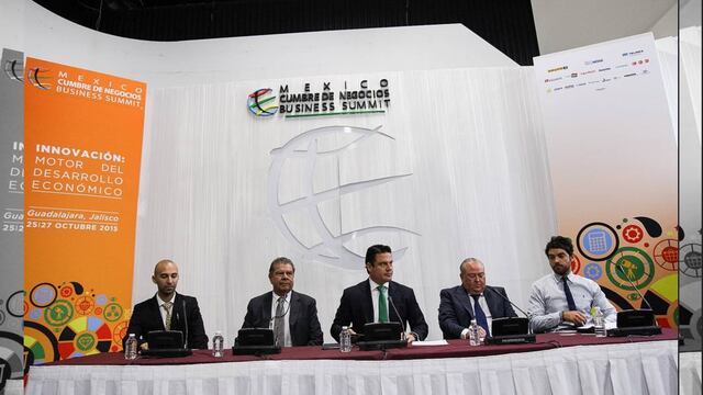“Hoy tenemos buenas noticias para Jalisco, tanto las autoridades como la iniciativa privada podemos juntos lograr inversiones que estamos poniendo en marcha como las que el día de hoy anunciaremos por más de 200 millones de dólares”, aseguró Aristóteles Sandoval.