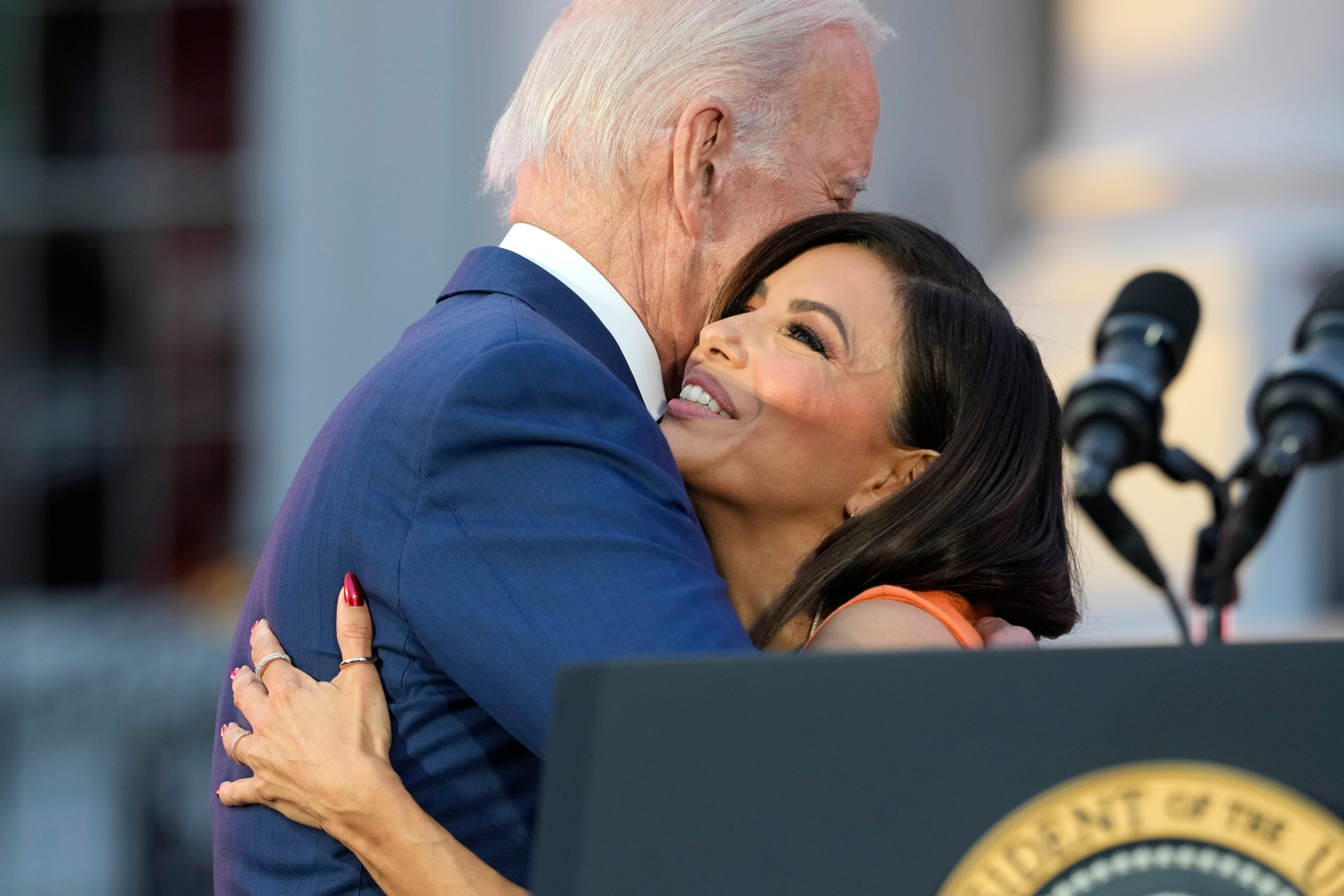 ¿Eva Longoria fue toqueteada por Joe Biden? Un video probaría el acoso a la actriz