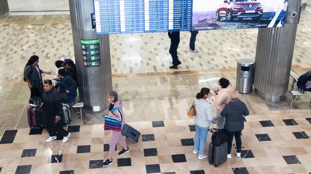 Viajeros nacionales y extranjeros viajando en el Aeropuerto Internacional de la Ciudad de México.