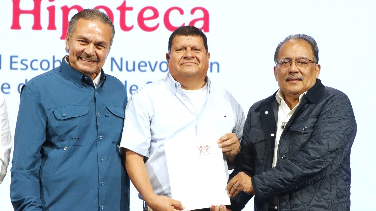 Andrés Mijes entrega escrituras a familias con apoyo de Infonavit en Escobedo