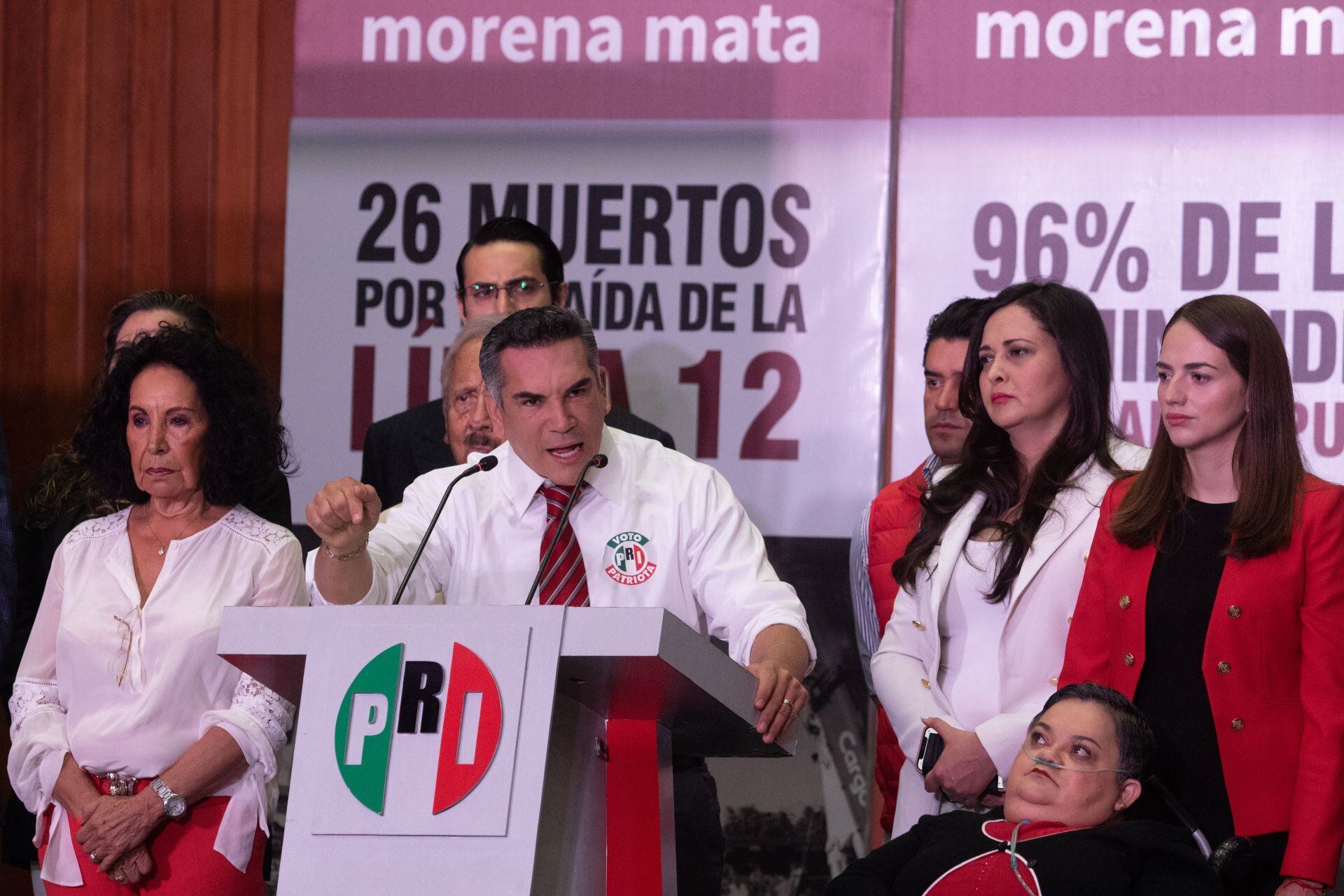 CIUDAD DE MÉXICO, 09MAYO2022.- Alejandro Moreno Cárdenas, dirigente nacional del PRI, ofreció una conferencia de prensa en el Auditorio Plutarco Elías Calles de su se de nacional, que fue ataviado con pendones en los que destacaron cifras negativas del gobierno de Morena, como el número de femenicidios y de asesinatos a periodistas, también colocaron coronas de flores.
FOTO: MOISÉS PABLO/CUARTOSCURO.COM