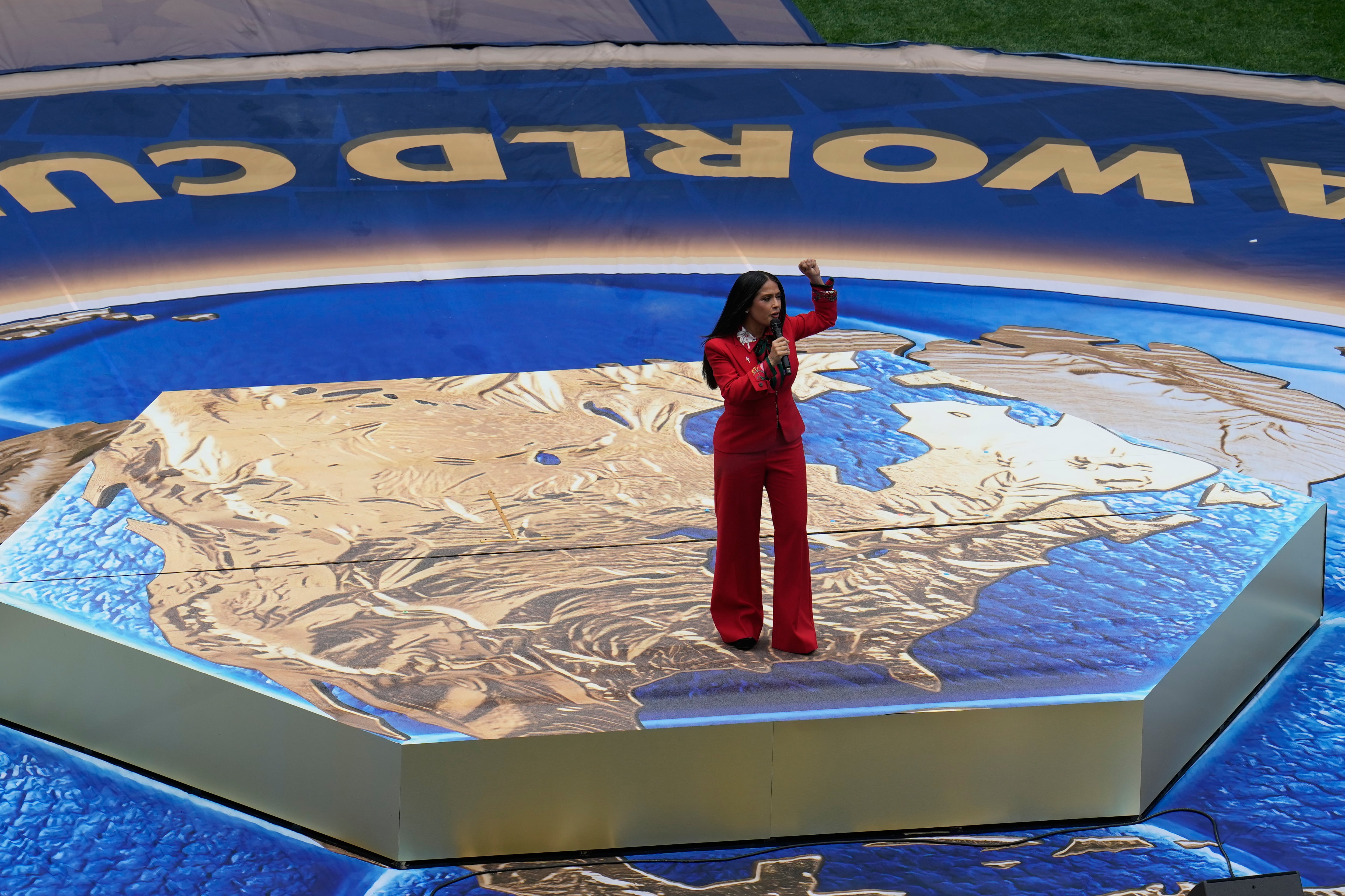 Salma Hayek luce un elegante traje rojo durante la inauguración del Mundial