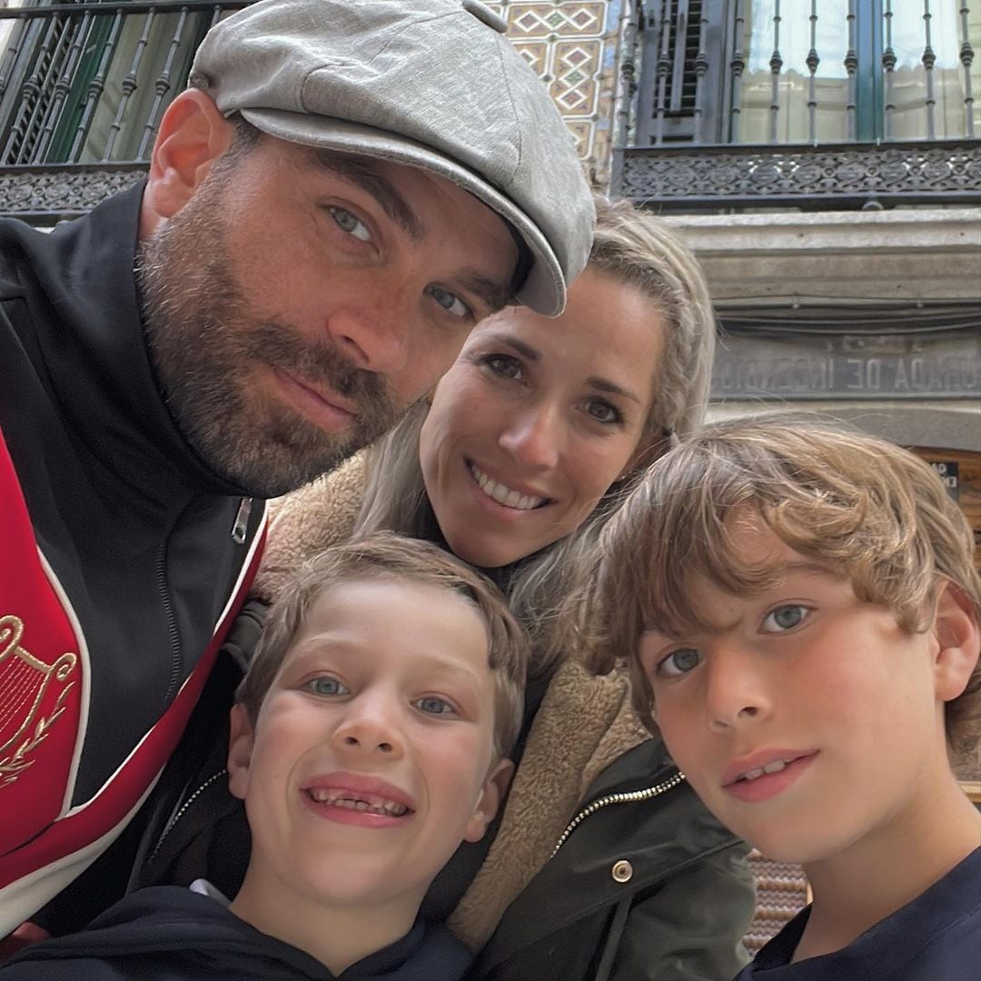 Alejandro Nones con sus sobrinos y su hermana.