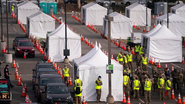Súper centro de vacunación en LA