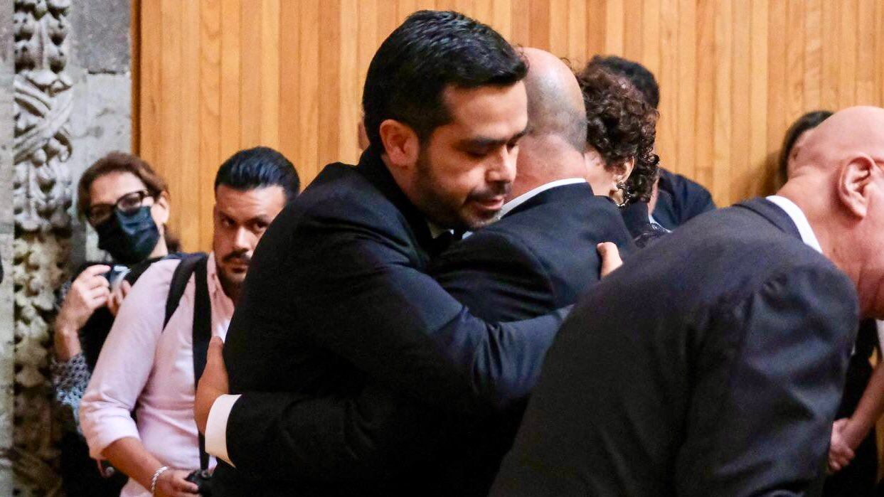 Máynez y Enrique Alfaro tienen emotivo encuentro; fue en el homenaje al papá del gobernador jalisciense