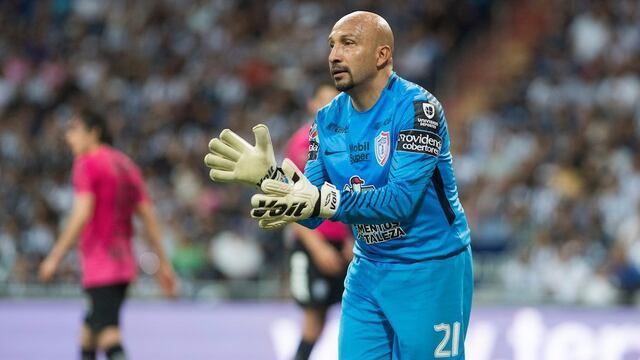 ‘Conejo’ Pérez aplaude tras una jugada.