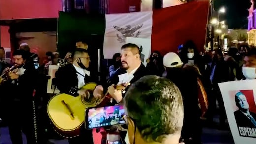 Seguidores llevan serenata a AMLO por su cumpleaños 67 (VIDEO)