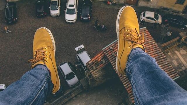 se lanza con una niña