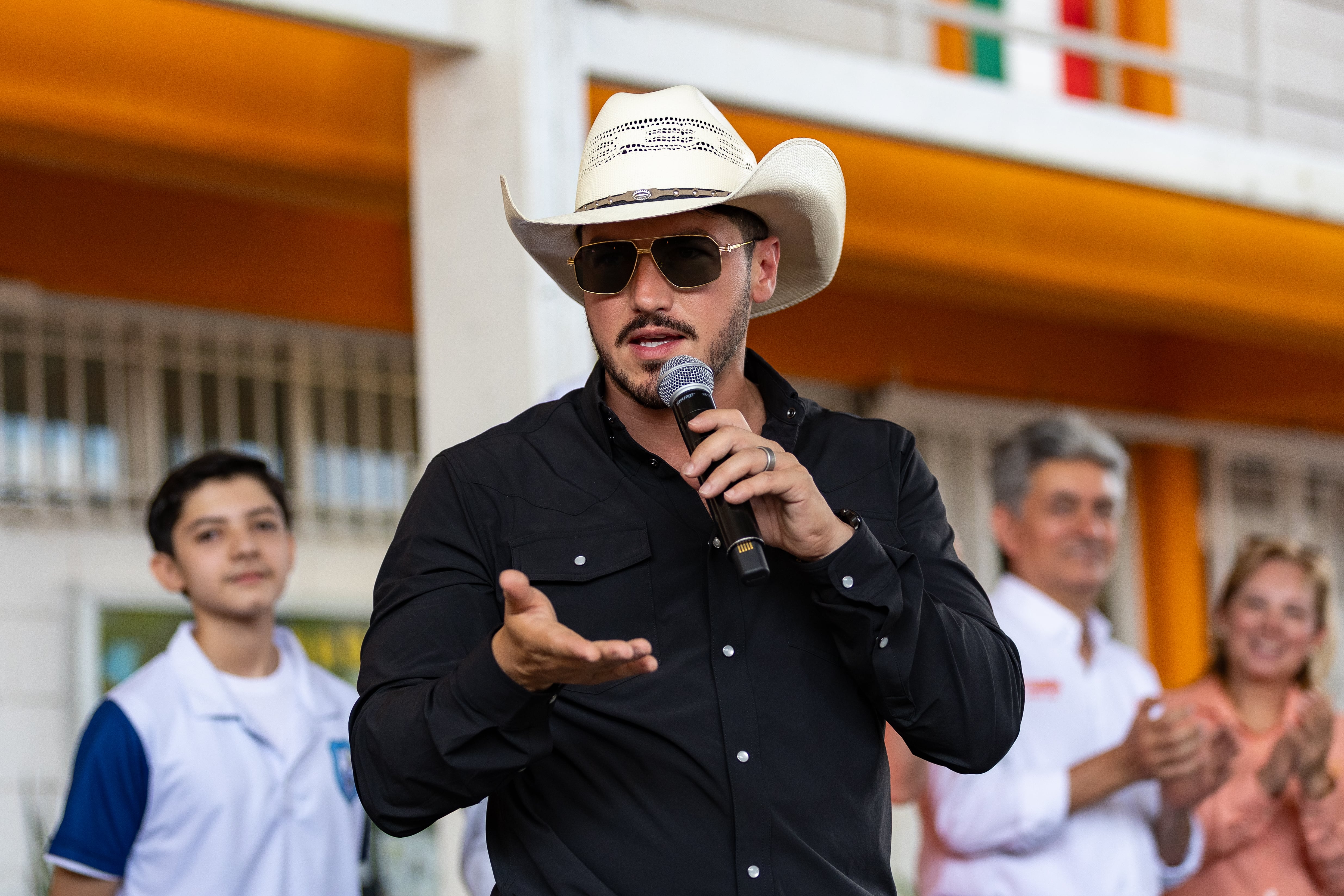 Samuel García fortalece infraestructura deportiva y educativa en zona citrícola.