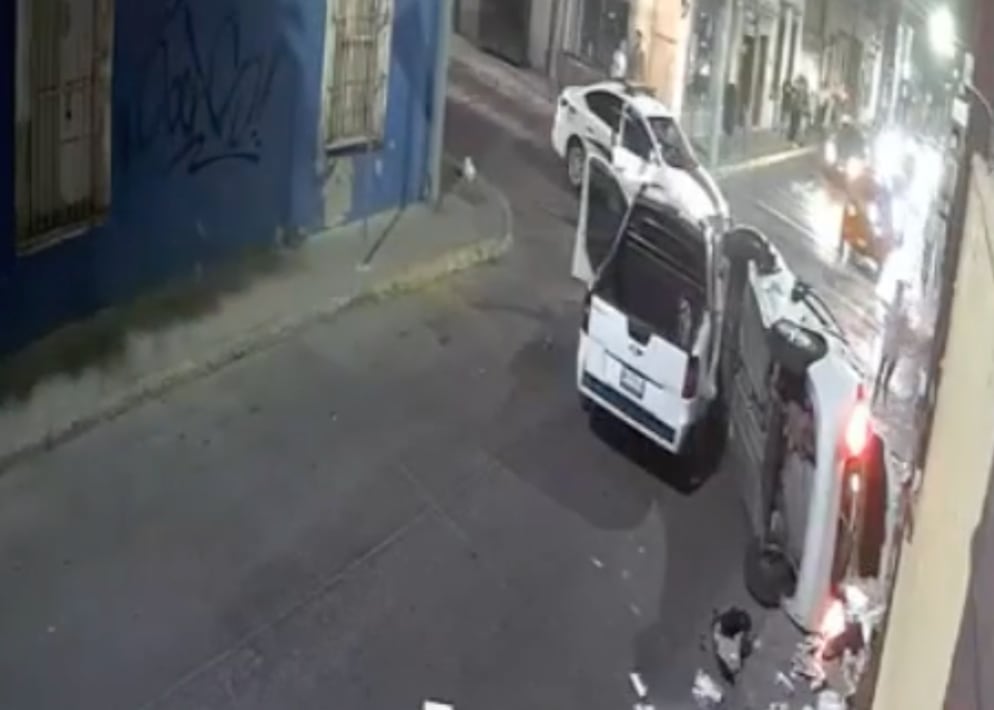vecinos se aproximan a auxiliar a tripulantes