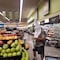 Hombre acude al supermercado con capucha del Ku Klux Klan