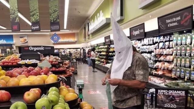 Hombre ataviado de Ku Kux Klan