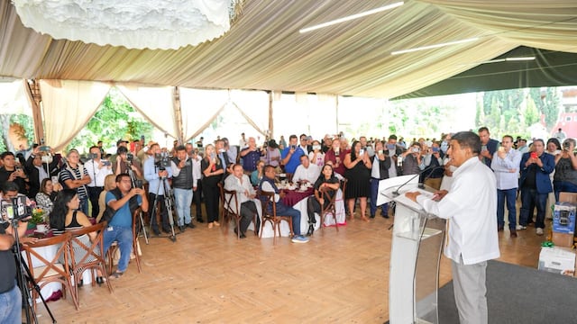 El gobernador de Oaxaca, Salomón Jara Cruz, reconoció la labor que diariamente realizan las y los periodistas para mantener informada a la ciudadanía.