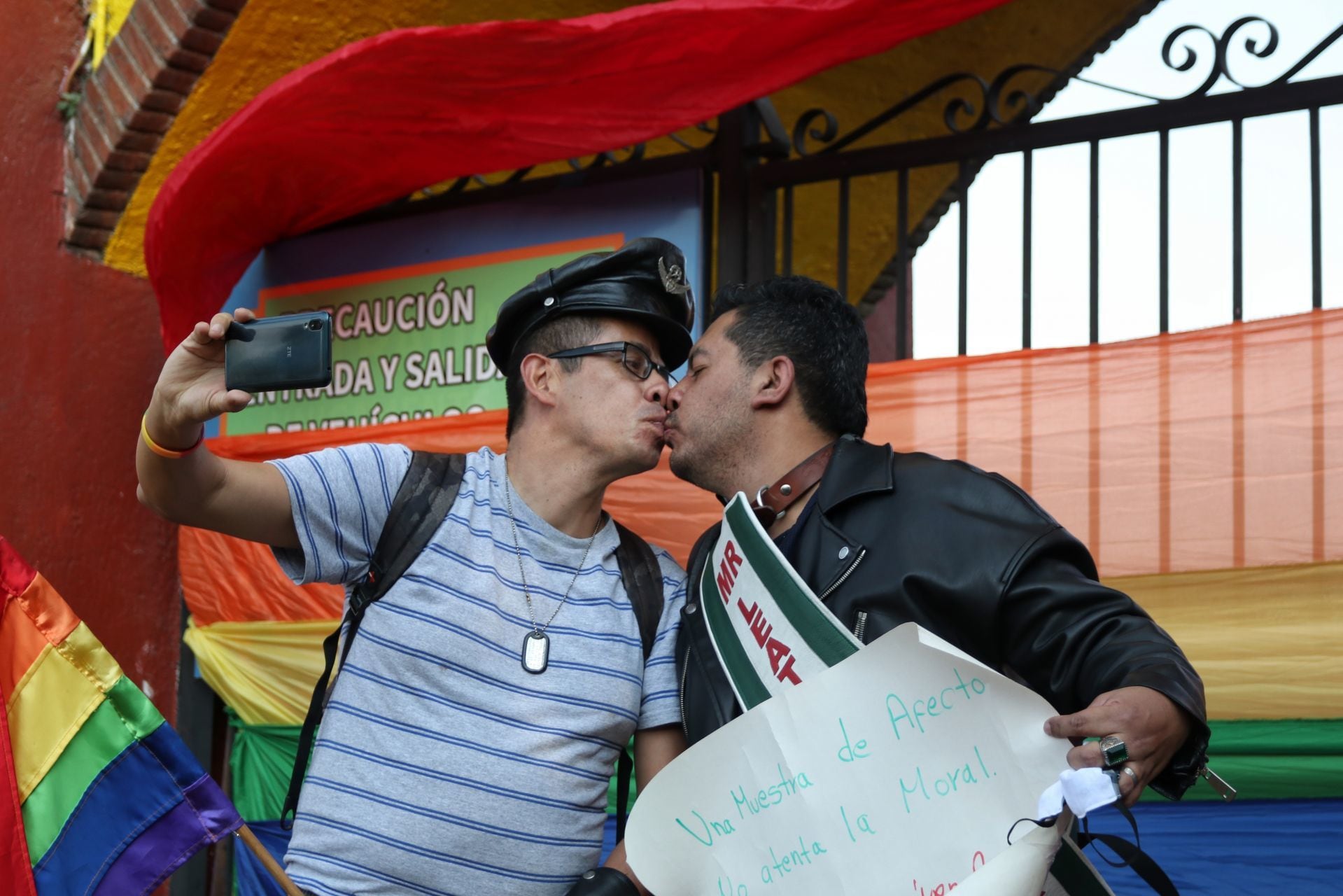 CIUDAD DE MÉXICO, 30DICIEMBRE2021. - Personas de la comunidad LGBT se reunieron para besoton frente a Six Flags luego de que ayer supuestamente se discriminar a una pareja homosexual por besarse.
FOTO: ANDREA MURCIA /CUARTOSCURO.COM