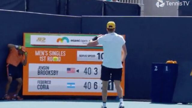 Jensin Brooksby golpea a recogepelotas