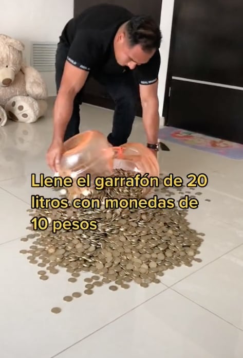 Llena garrafón con monedas de 10 pesos