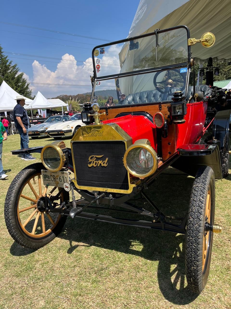 Ricardo Moreno respalda exhibición de autos clásicos en Toluca