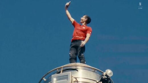 Alex Honnold desafía la altura y escala el Taipei 101