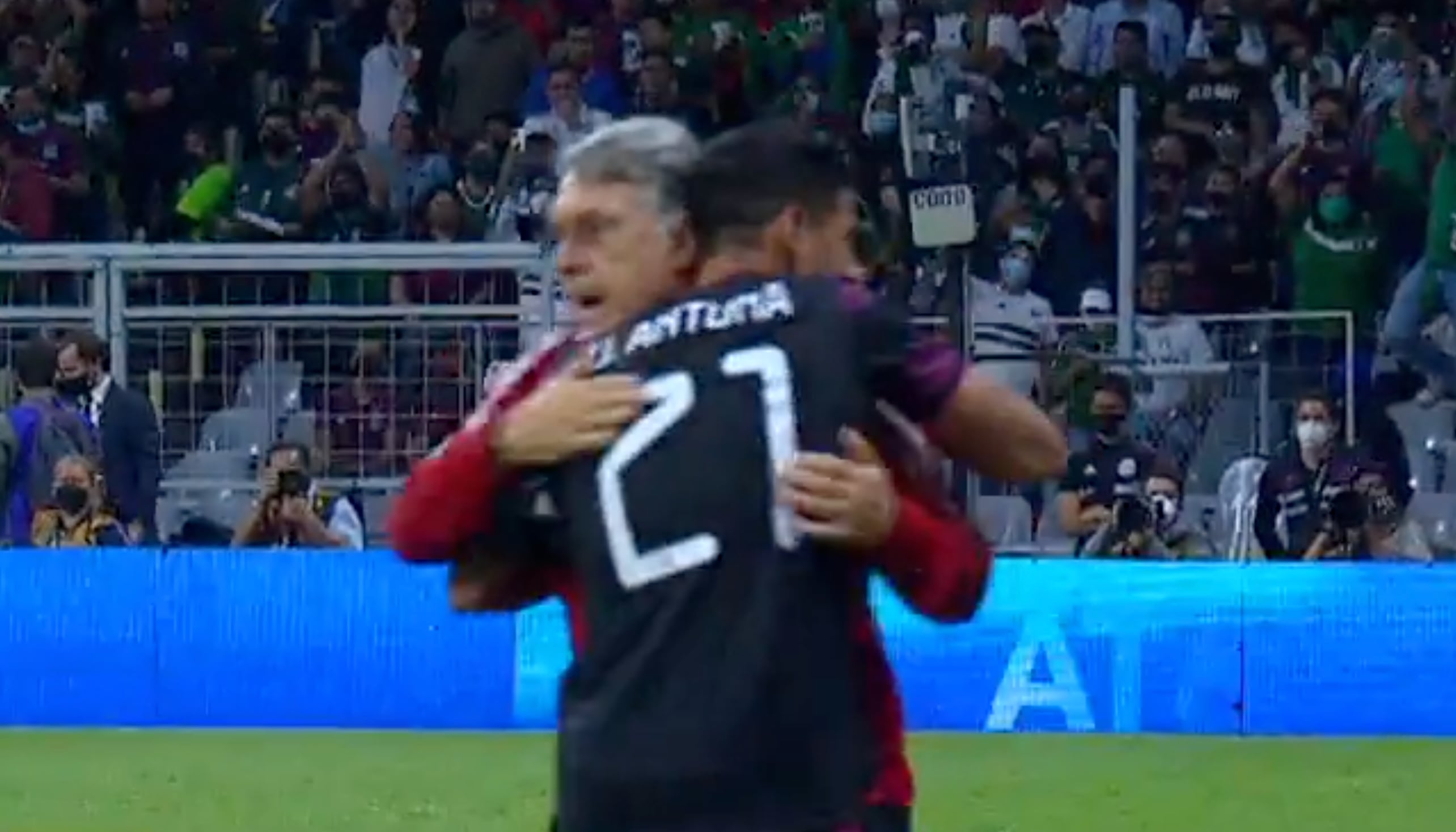 Uriel Antuna celebró con el Tata Martino