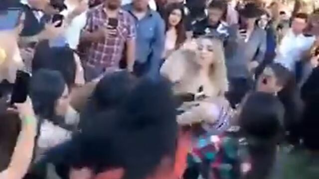 Un hombre se pone a bailar para detener una pelea