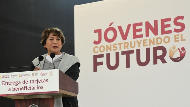 Delfina Gómez entrega tarjetas “Jóvenes Construyendo el Futuro”
