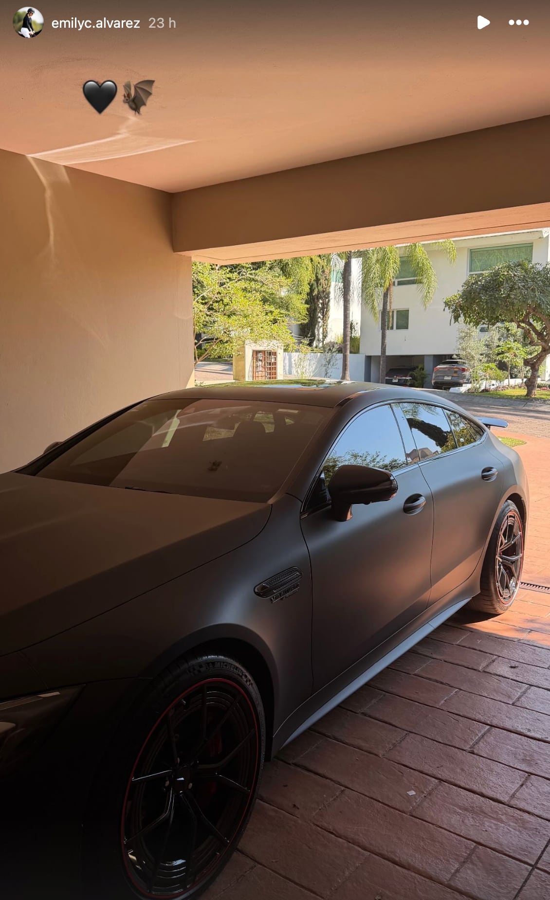 Navidad de lujo: Canelo Álvarez obsequia Mercedes a su hija Emily