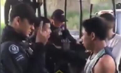 Policías de Celaya humillan y golpean a dos hombres