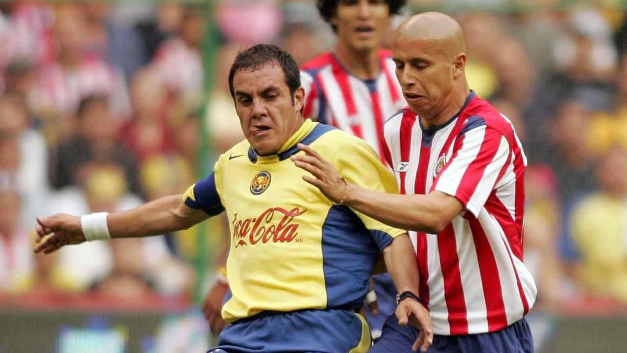 'Bofo’ Bautista y Cuauhtémoc Blanco disputan la bola en Clásico Nacional.