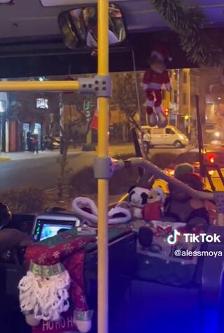 Chofer decora su autobús por la Navidad