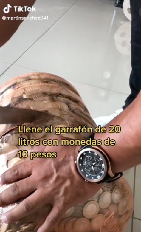 Llena garrafón con monedas de 10 pesos