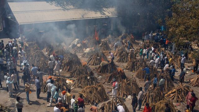 Varias pilas funerarias para muertos por COVID-19 en crematorio improvisado