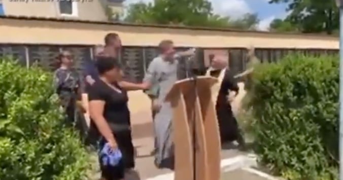 Sacerdotes pelean en pleno funeral