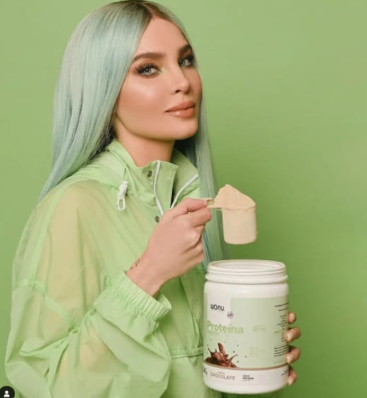 Belinda con peluca verde que no han pagado.