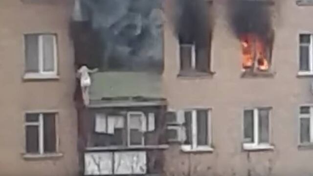 Intenta huir de incendio.