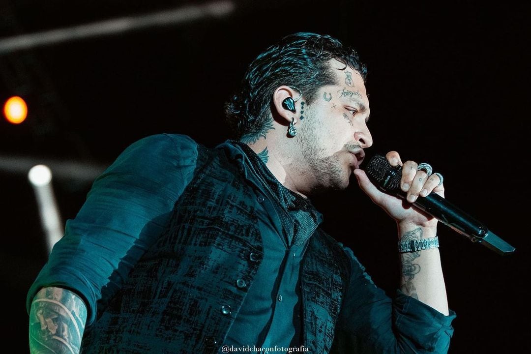 Christian Nodal se borra tatuaje de 'Beli'