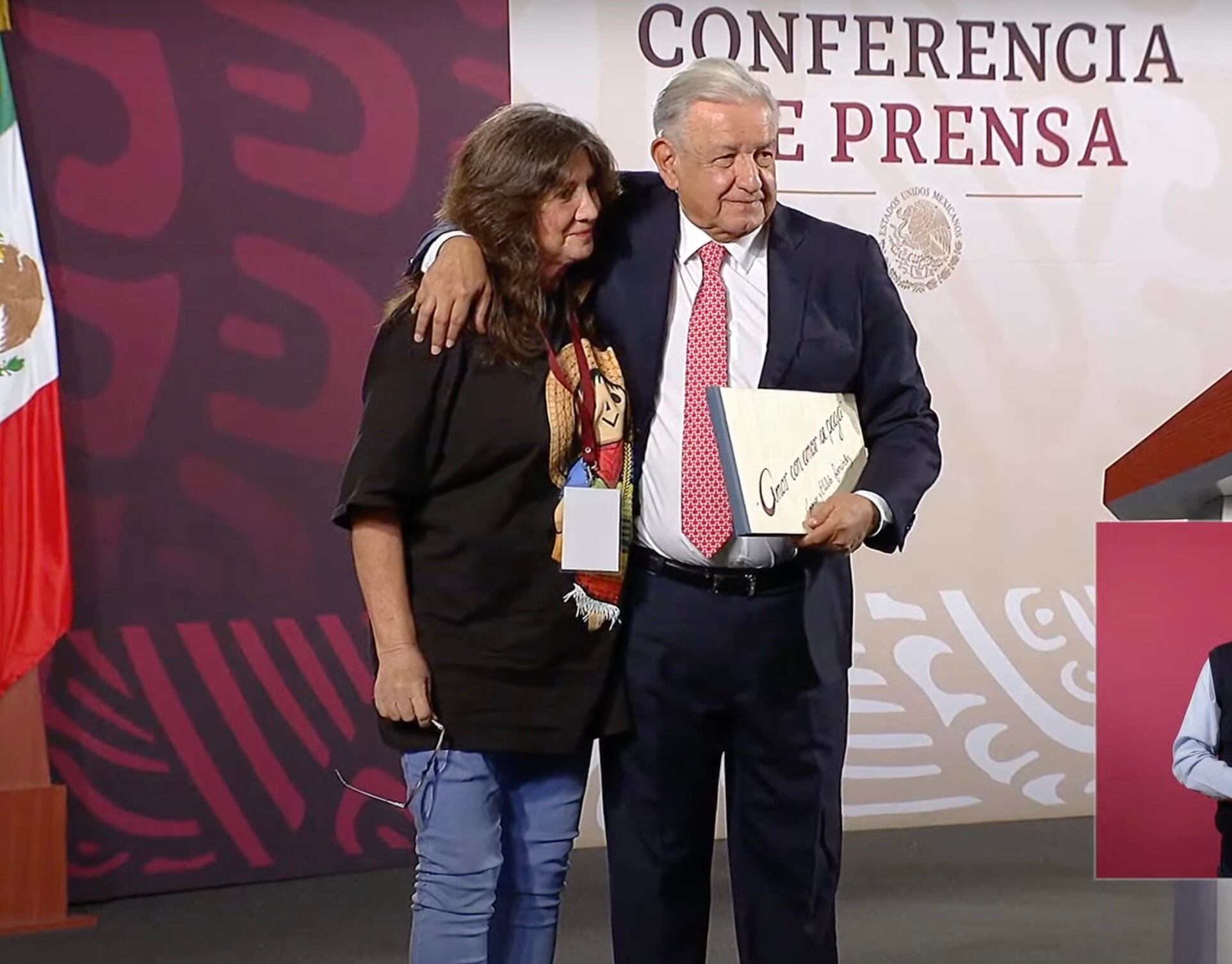 Reportera regala libro a AMLO sobre la elección presidencial de 2006