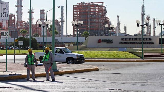 Trabajadores en Refinería de Pemex.