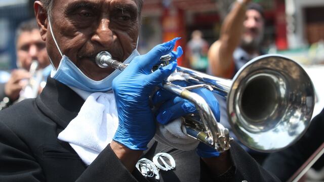 Mariachis frente al INER.