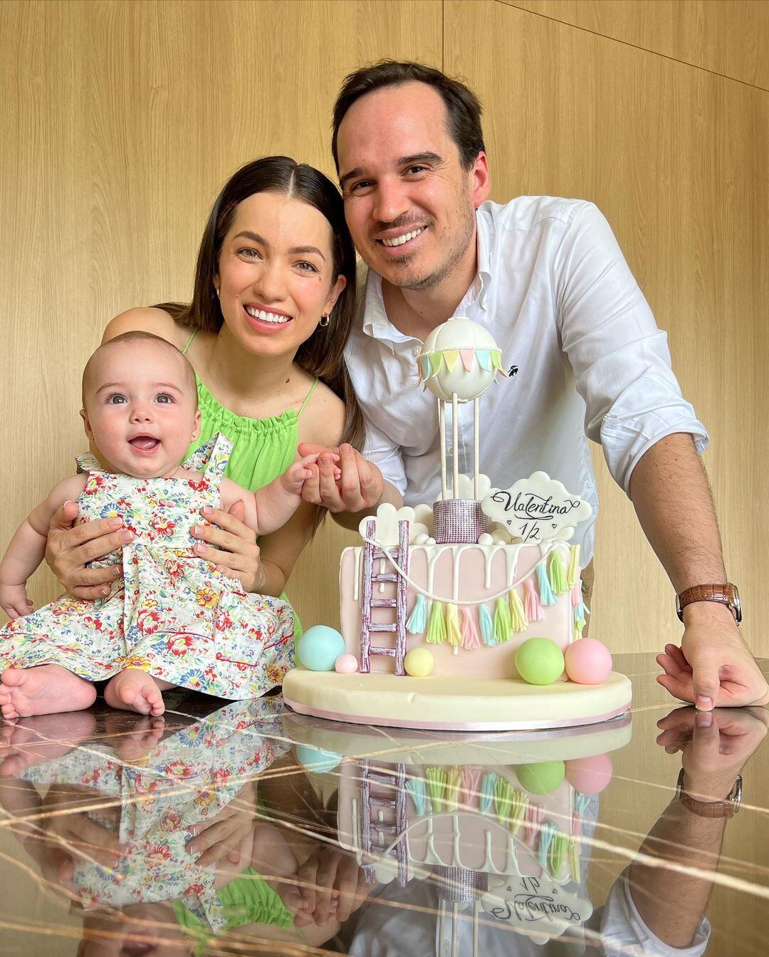 Natalia Merino, Cinnamon Style, con su esposo Sebastián Guerrero y su hija Valentina.