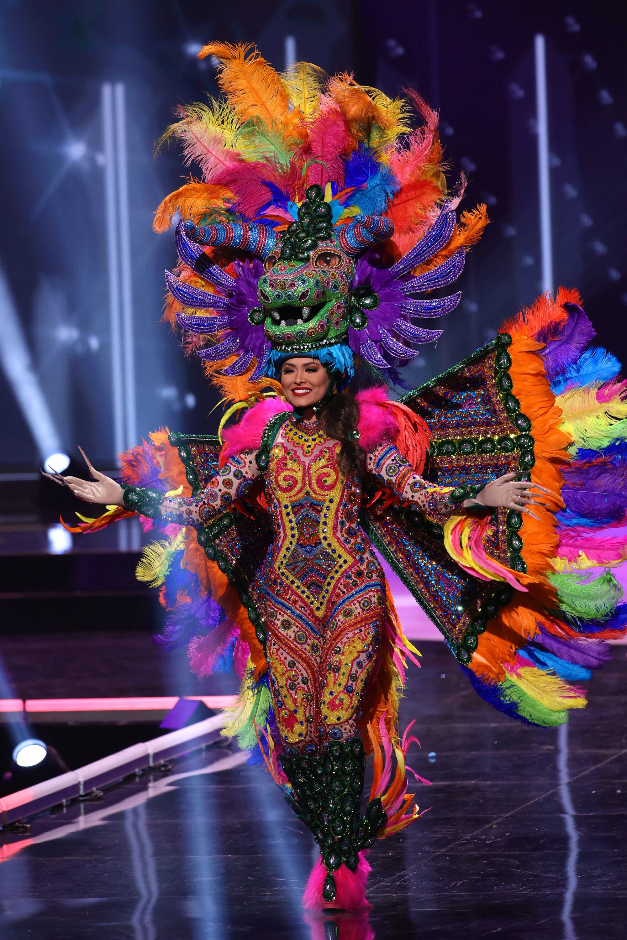 Andrea Meza con traje de alebrije