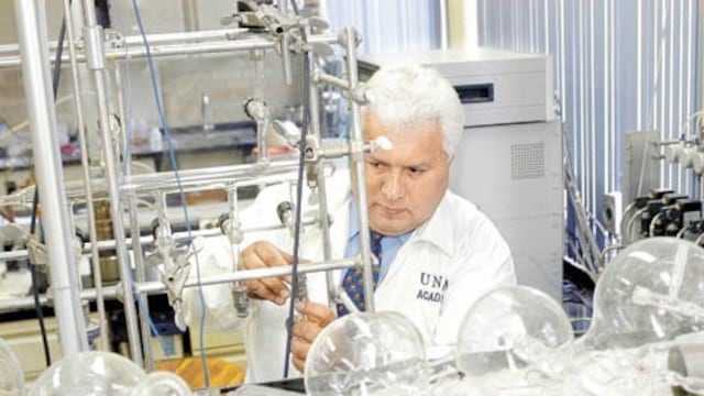 <span style="font-size: 13px; line-height: 20.799999237060547px;">La búsqueda de sitios semejantes a Marte en la Tierra fue una estrategia que convirtió a Navarro en líder mundial en los estudios sobre las condiciones bioquímicas del planeta vecino.</span>