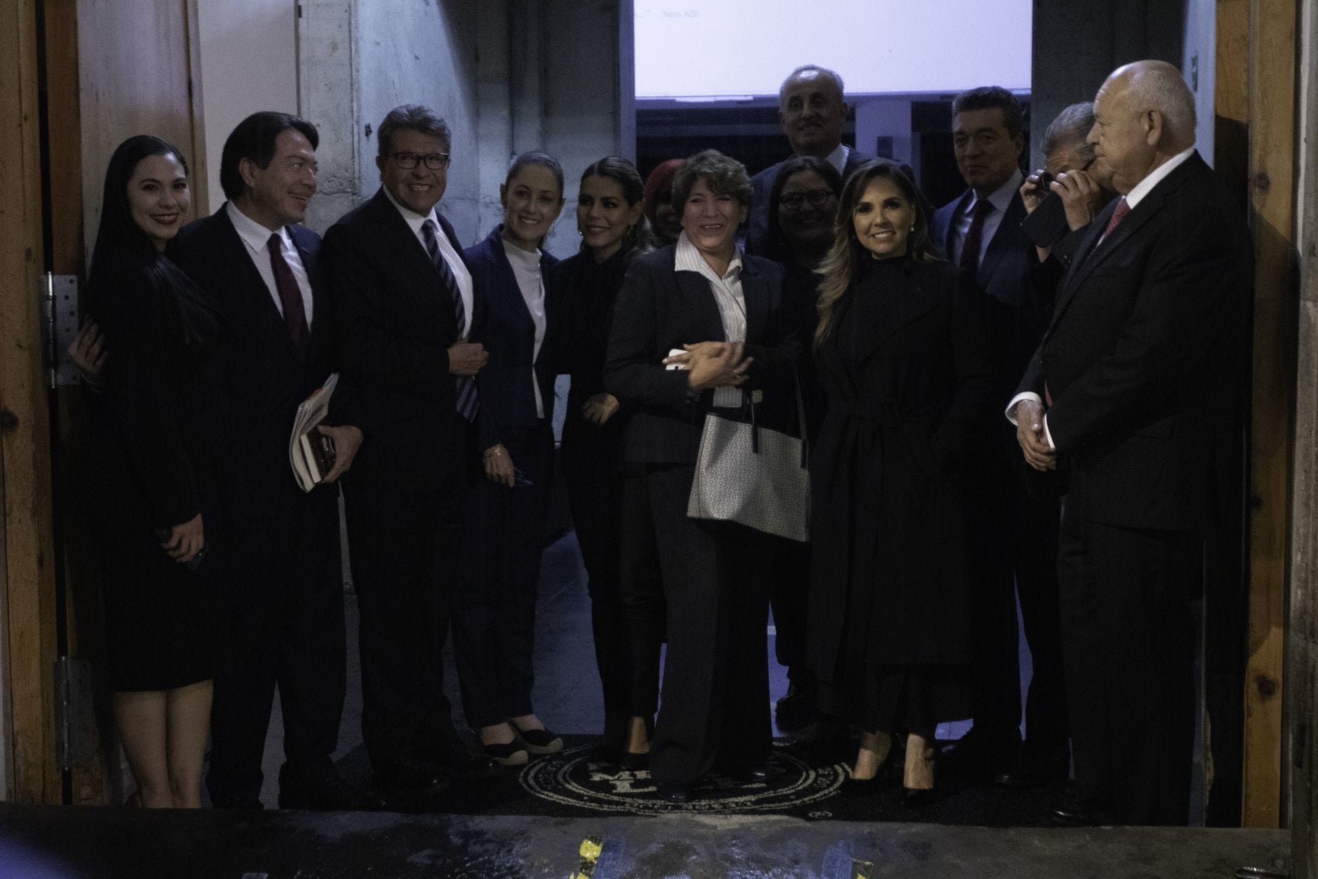 Andrés Manuel López Obrador, presidente de México se reunió con funcionarios en su mayoría de Morena para festejar en un restaurante de la Ciudad cerca del Zócalo el triunfo de Delfina Gómez con la Gobernatura del Estado de México
