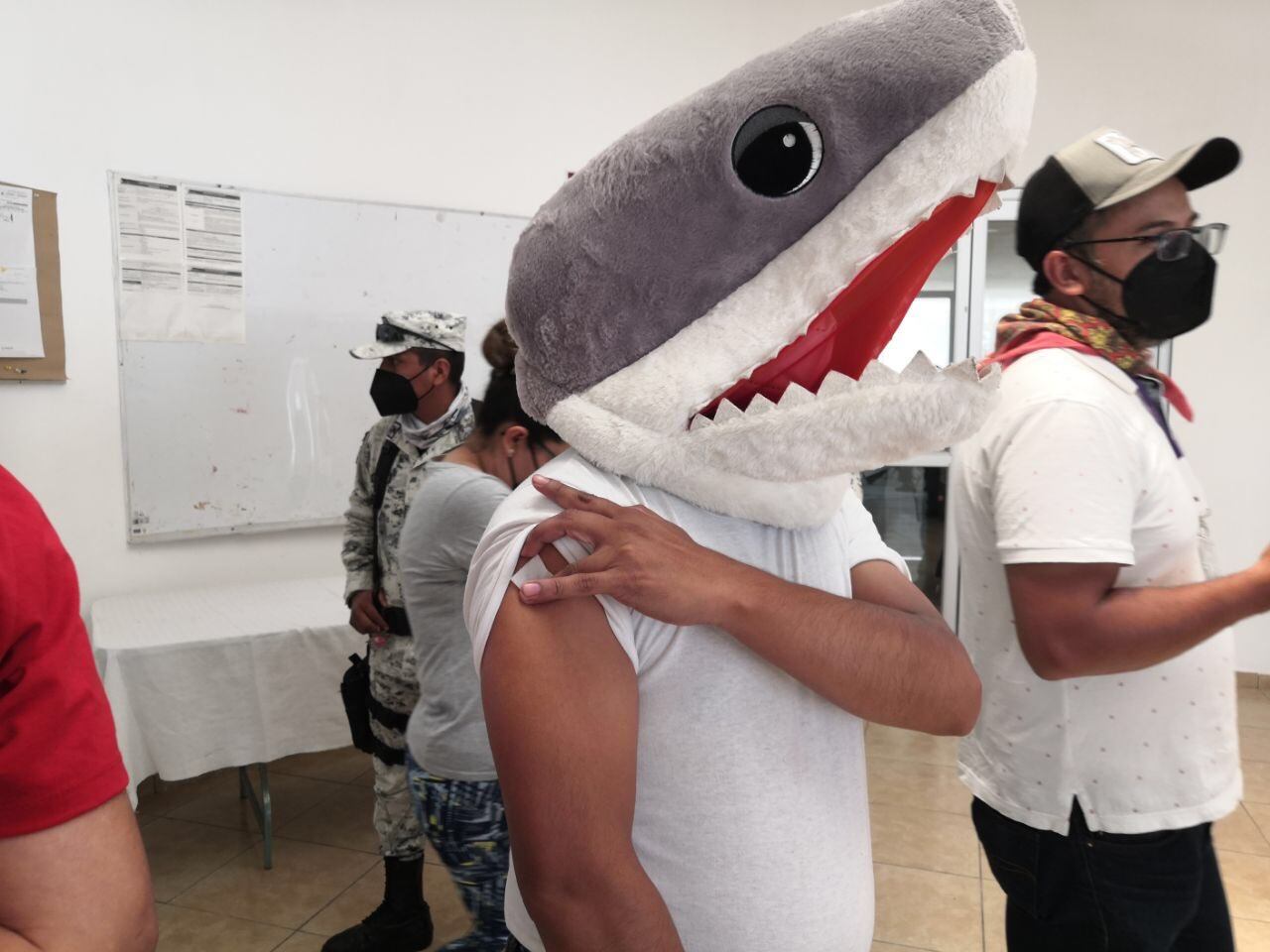 Hombre se vacuna disfrazado de tiburón