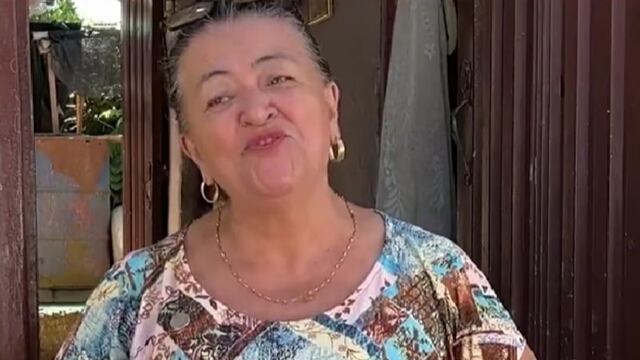 Esta mujer trabaja vendiendo chismes y así compró dos casas