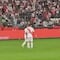 Portero de Perú arrebata teléfono a fan que ingresó al campo para tomarse una foto con Messi