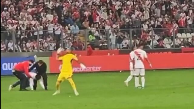 Portero de Perú le avienta el celular a un fan