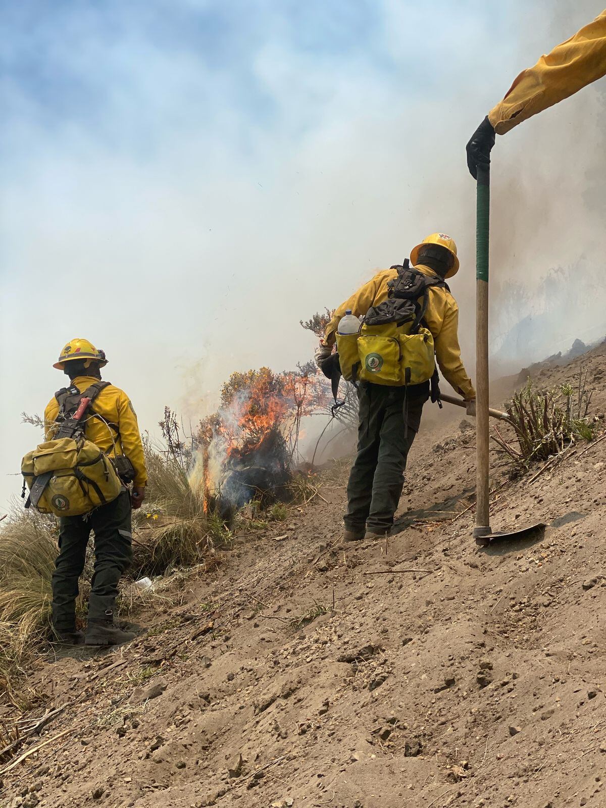 Gobierno de Puebla continúa combate a incendios con apoyo de equipo aéreo