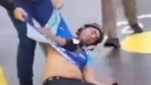 ¡Terminó inconsciente! Fan se cuela con su bici en plena etapa del Tour de Francia y así tuvieron que detenerlo
